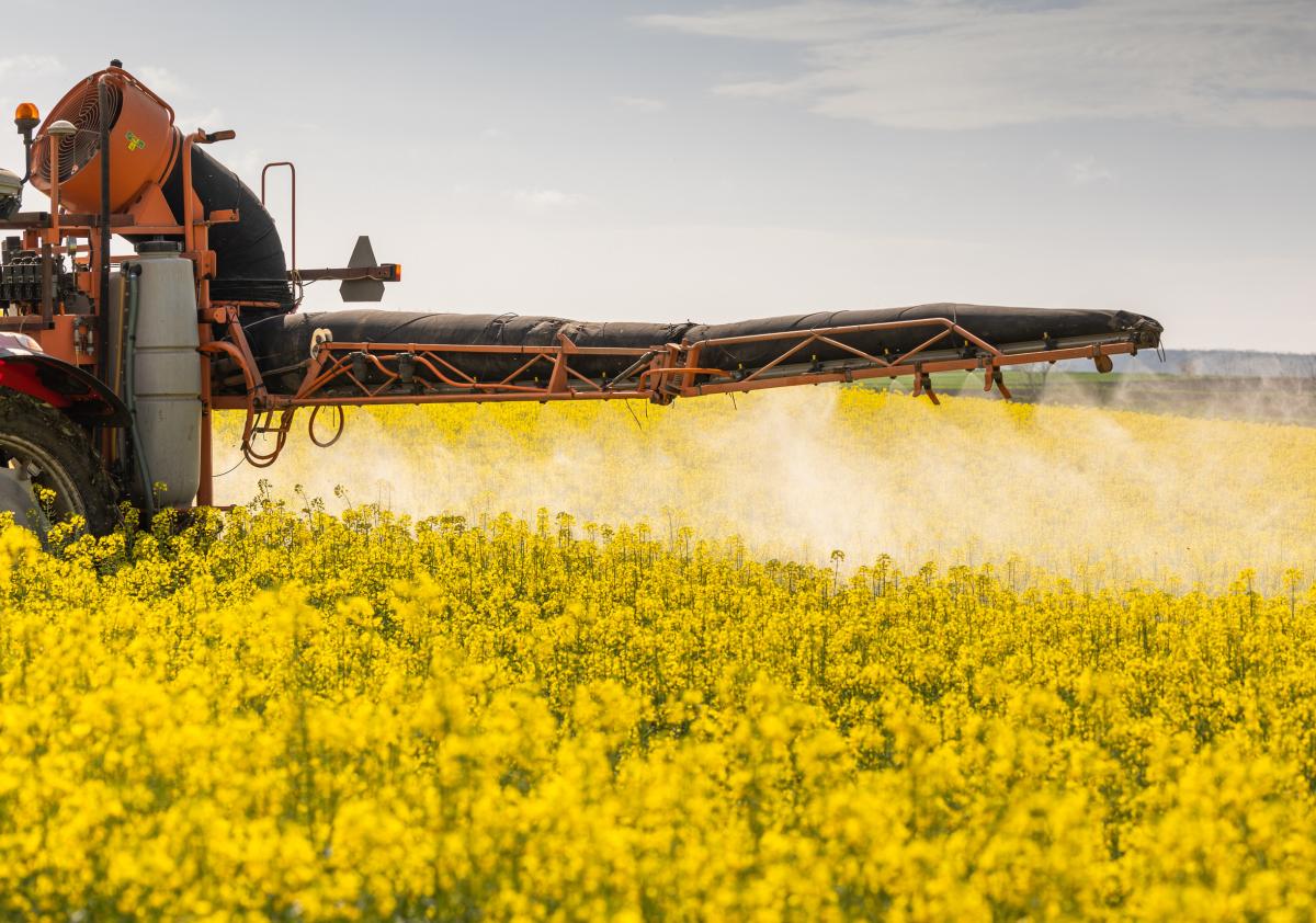 Путин подписал закон о регистрационных испытаниях пестицидов