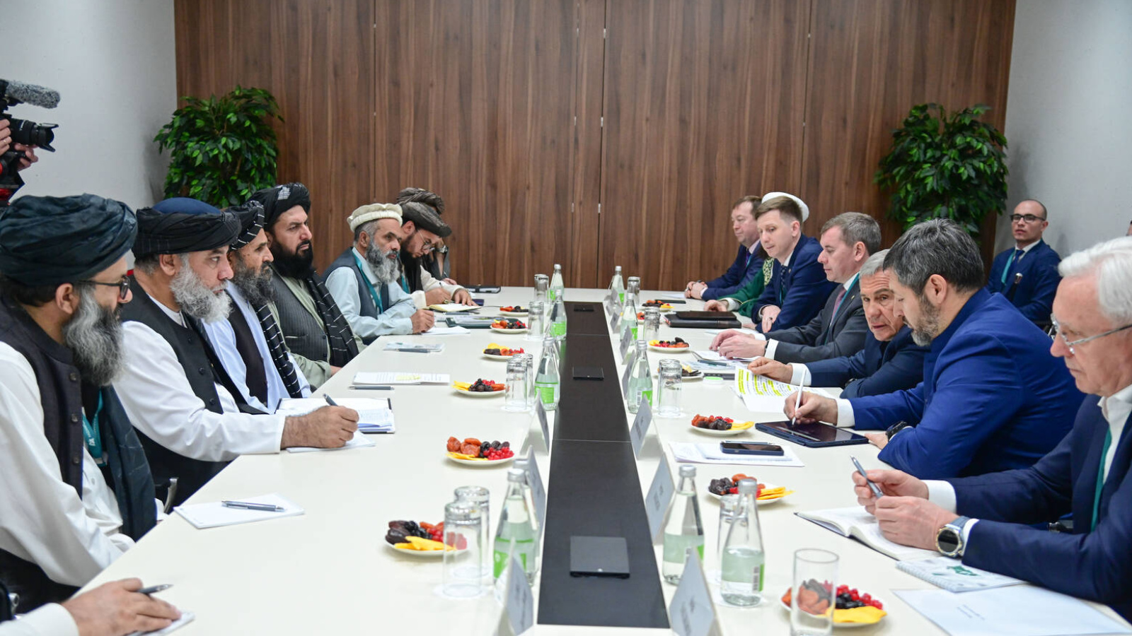 Рустам Минниханов и Марат Зяббаров на полях KazanForum-2025 встретились с заместителем Председателя Правительства Афганистана