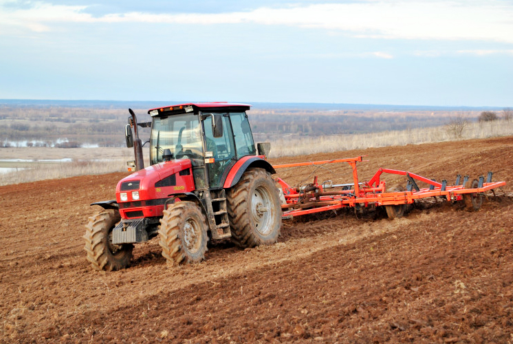 Аграрии Смоленской области активно приступают к весенним полевым работам