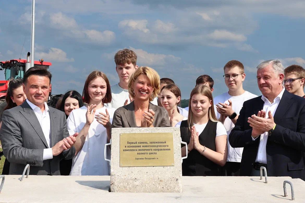 Оксана Лут и Андрей Воробьев заложили первый камень в строительство масштабного молочного животноводческого комплекса