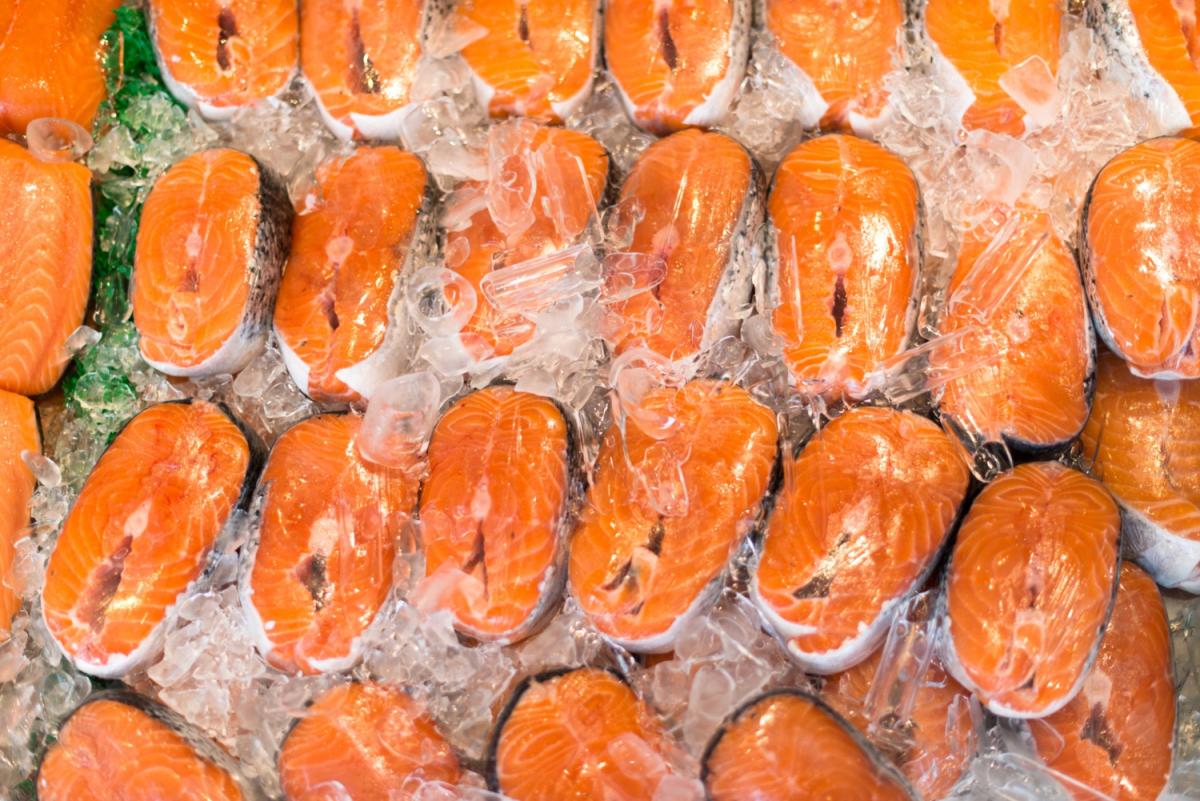 В магазинах начнут продавать лосося на 10–25% дешевле