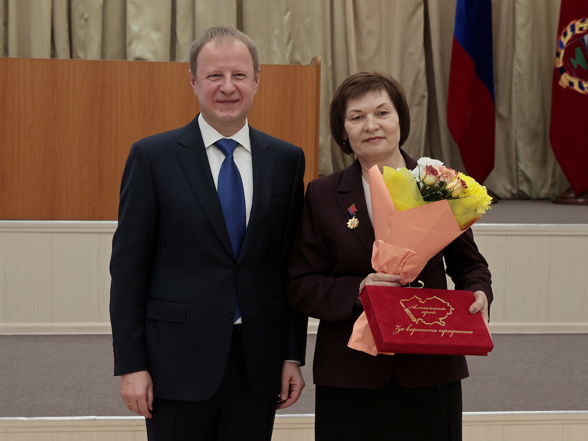 В Правительстве Алтайского края наградили выдающихся работников пищевой и перерабатывающей промышленности региона 
