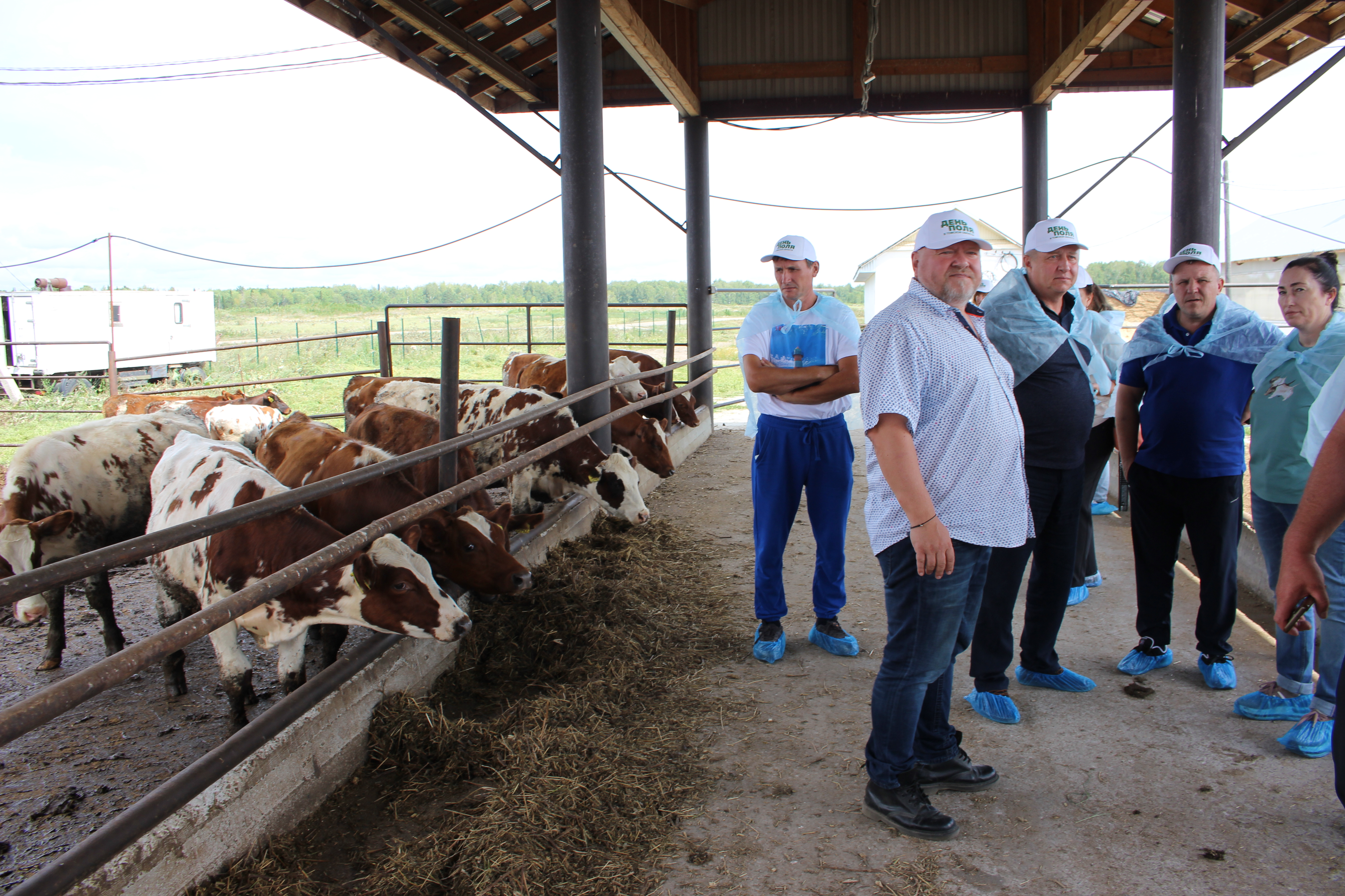 Аграрии из Хакасии познакомилась с молочными хозяйствами Томской области
