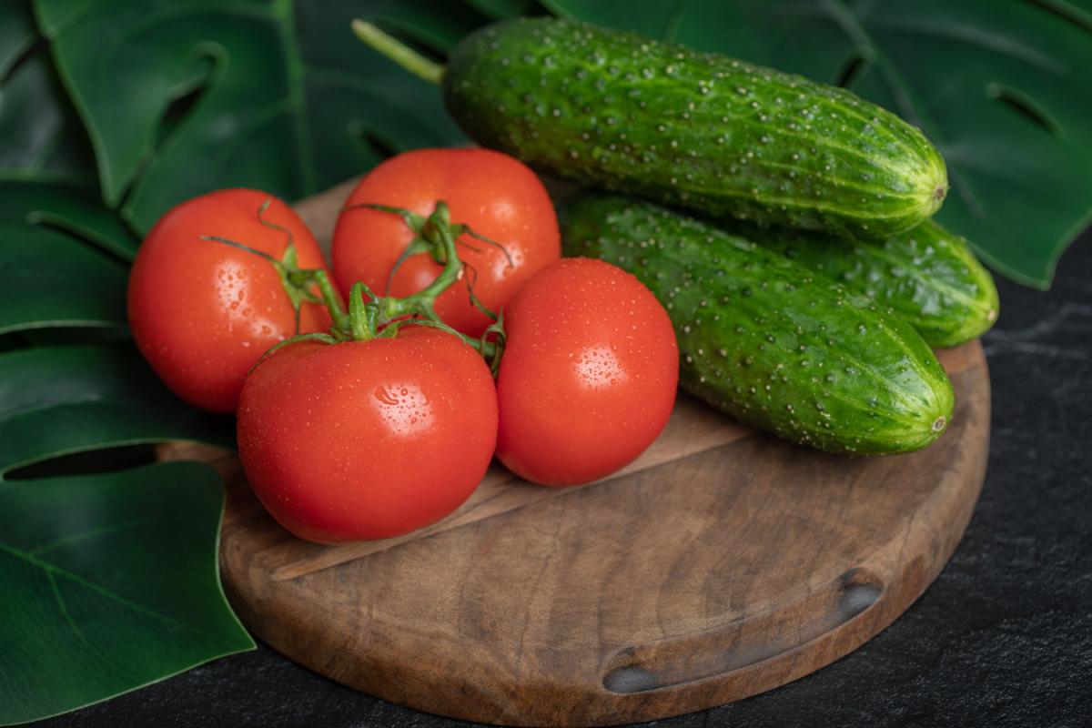 В России продолжают дешеветь томаты и огурцы