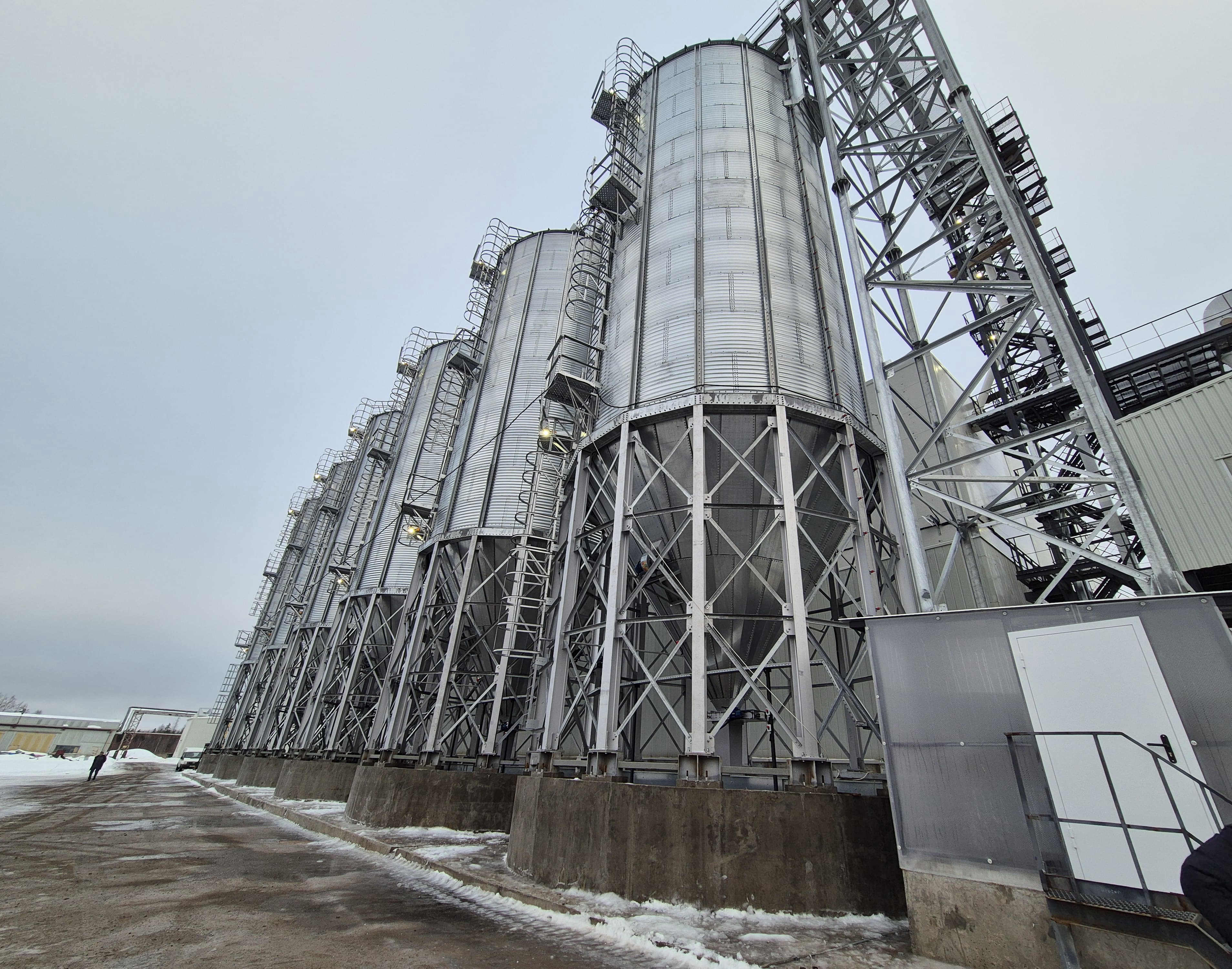 В Карелии завершают строительство завода по производству рыбных кормов