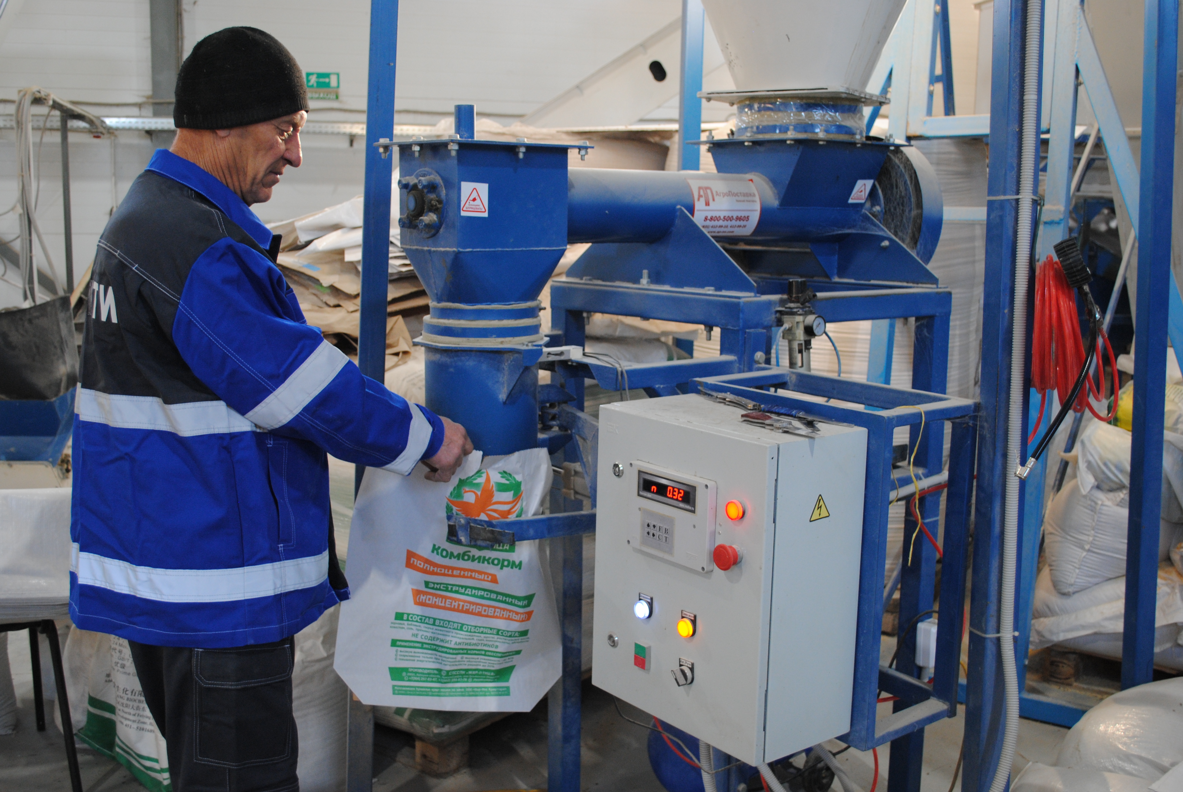 Липецкий сельхозкооператив на средства гранта наладил производство комбикормов