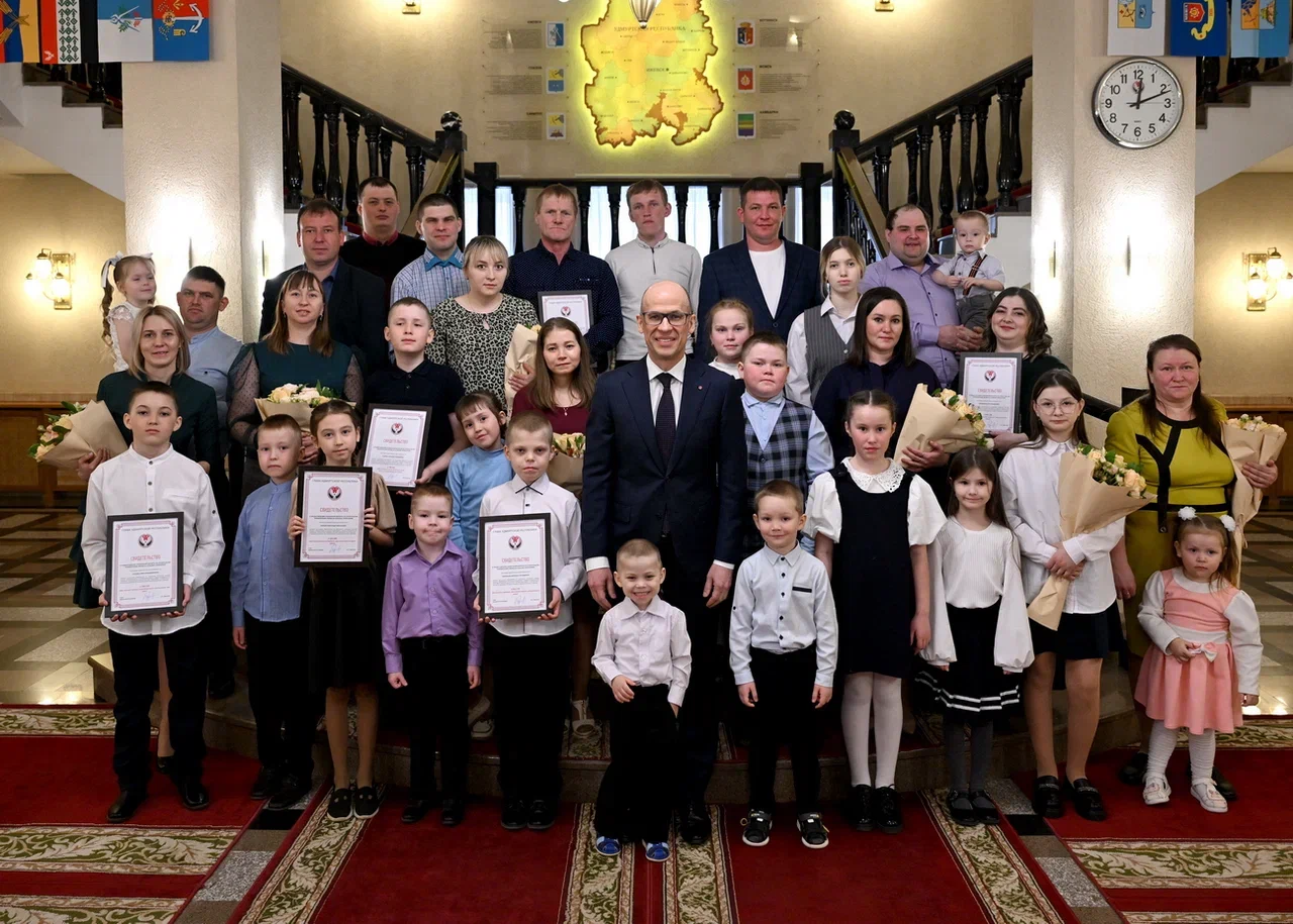 Глава Удмуртии Александр Бречалов вручил семьям работников предприятий АПК сертификаты на улучшение жилищных условий