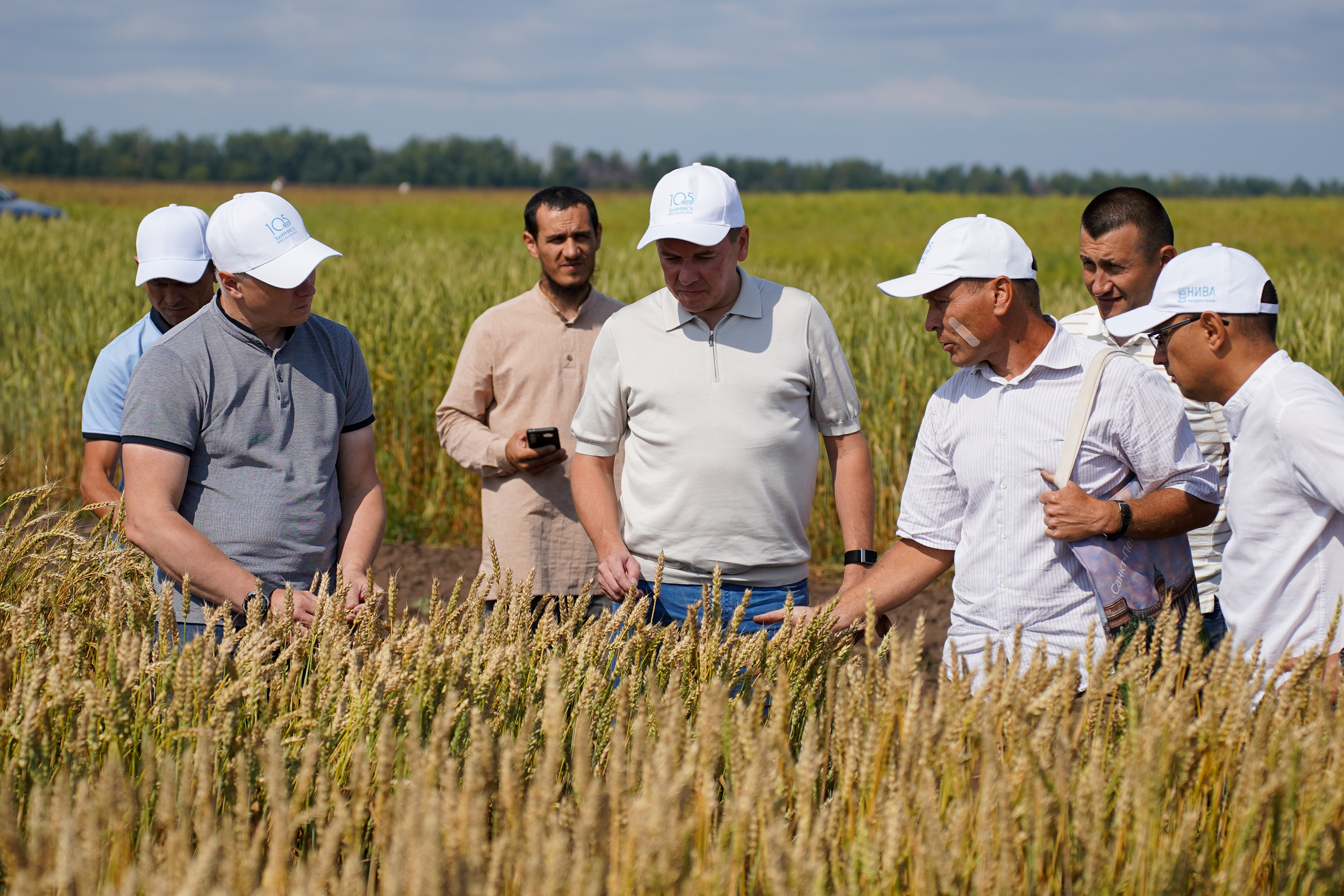 Министр сельского хозяйства республики Татарстан Марат Зяббаров провёл рабочие встречи в ТатНИИСХ и «Россельхозцентре»