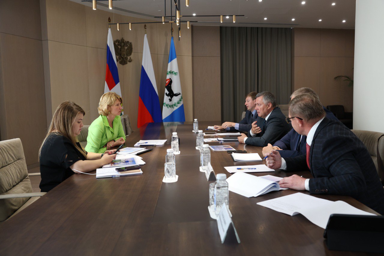 Оксана Лут и Игорь Кобзев обсудили развитие АПК Иркутской области