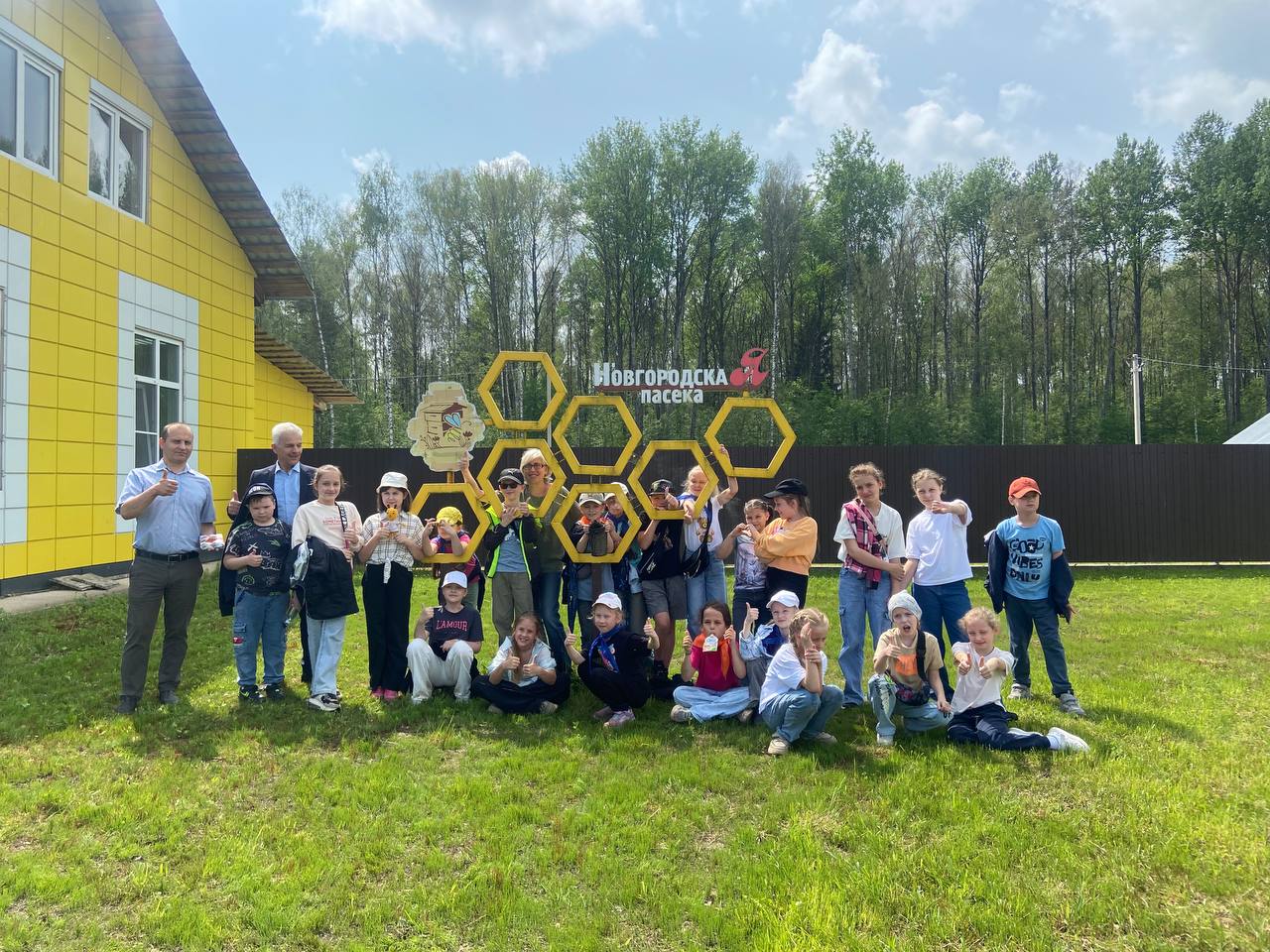 Новгородские школьники познакомились с жизнью пчел на экскурсии в СППСК «Новгородская пасека»