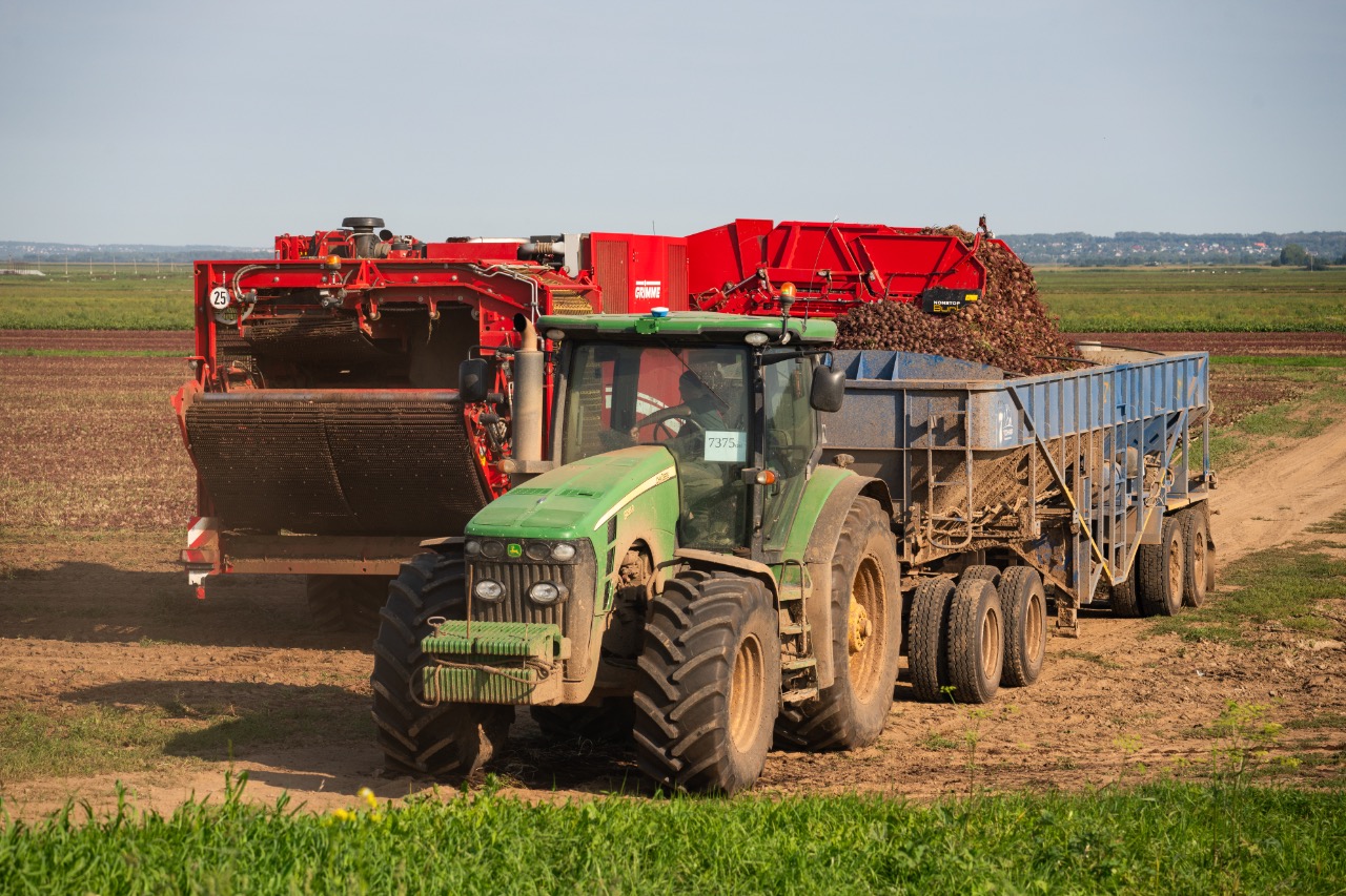 Министр Сергей Двойных обсудил ход уборочной кампании в Подмосковье: аграрии уже собрали почти 135 тысяч тонн урожая