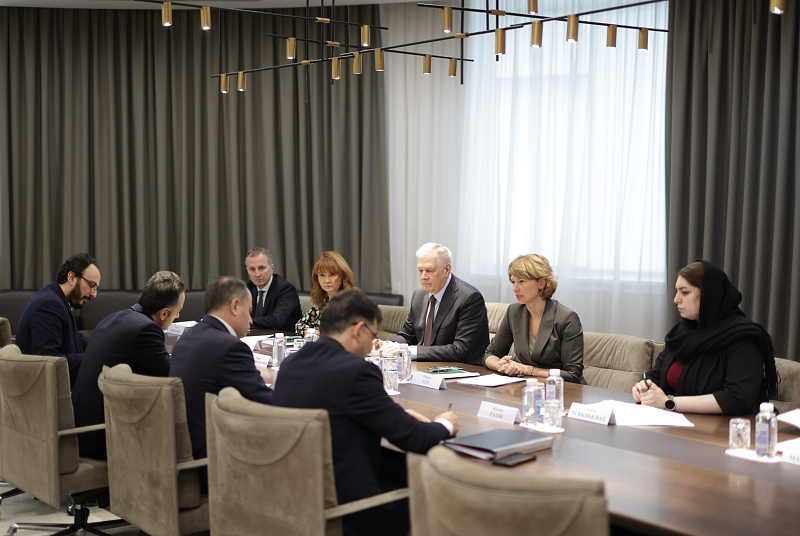 Лут предложила иранской стороне рассмотреть возможность создания совместной программы по селекции кур