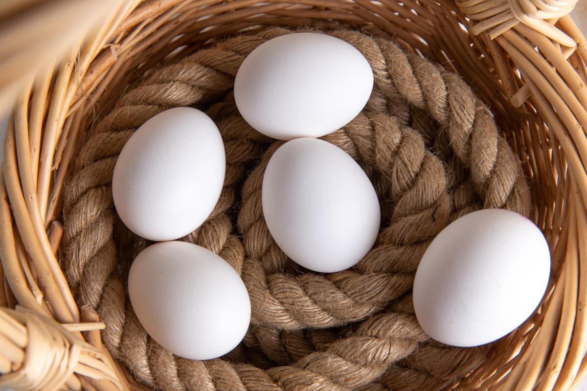 В новгородской рознице цены на куриные яйца снизились на 3,1%