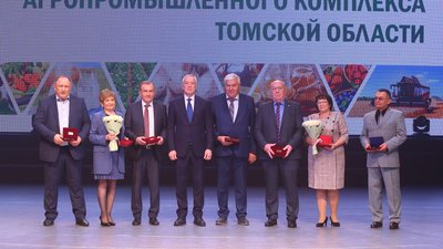 Владимир Мазур наградил аграриев Томской области