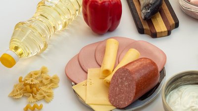В Алтайском крае на 3,5% подешевела вареная колбаса и мясо кур 