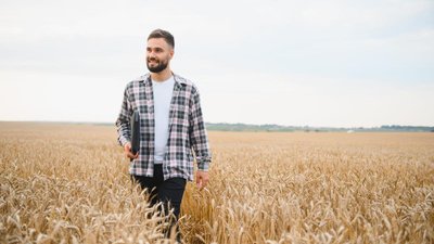 Около тысячи ветеранов СВО окончили «Школу фермера», до 85% выпускников пришли в АПК