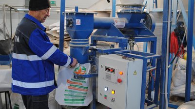 Липецкий сельхозкооператив на средства гранта наладил производство комбикормов