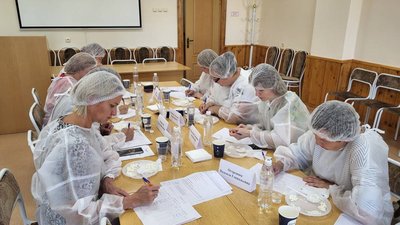 Вологодские эксперты проверяют качество творога, реализуемого в торговых точках региона