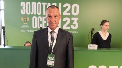 На выставке «Золотая осень 2023» высокую награду вручили трактористу племзавода «Заварзинский»