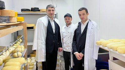 Министр сельского хозяйства Карачаево-Черкесской Республики Анзор Боташев посетил с рабочим визитом сыроварню «Riches»