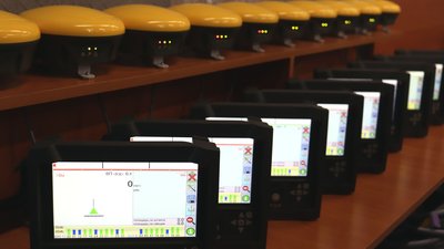 Автопилоты для тракторов и опрыскиватели нового поколения производит новосибирское предприятие с помощью господдержки