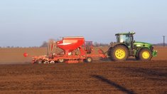 Аграрии Краснодарского края ведут сев ранних яровых культур