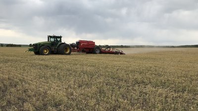 На полях Липецкой области в севе яровых культур в этом году задействовано более 5 тыс. тракторов