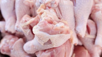 Курятина подорожала примерно на 16% за год: Минсельхоз объяснил рост цен издержками