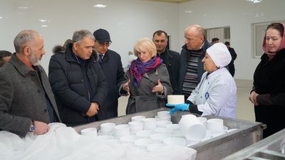 Мухтарбий Аджеков побывал на крупном молокоперерабатывающем заводе в Хивском районе Дагестана 