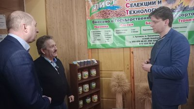 Министр сельского хозяйства ЛНР Евгений Сорокин ознакомился с последними разработками в области селекции