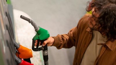 Ситуация с обеспечением аграриев РФ топливом постепенно улучшается — Минсельхоз
