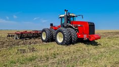 В сельхозорганизациях Кузбасса на конец 2025 года имелось около 1,6 тыс. т тракторов 