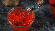 «Ведомости»: красная икра в рознице подешевела на 15%