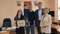 В Томской области вручили очередной сертификат на жилье по госпрограмме КРСТ