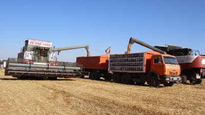 Россельхозбанк поздравил аграриев СПК имени С. Г. Шаумяна с рекордным урожаем зерновых культур