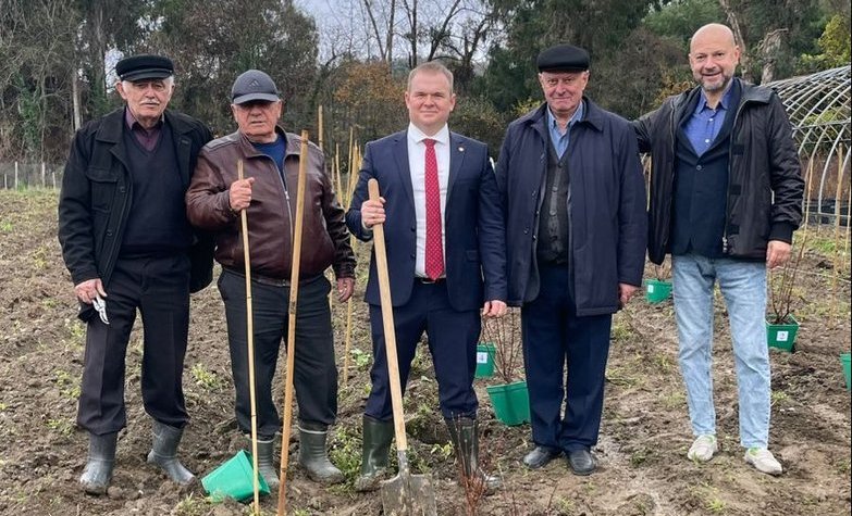 Исполнительный директор НПЦ "Агропищепром" заложил "Мичуринский сад" в Республике Абхазия