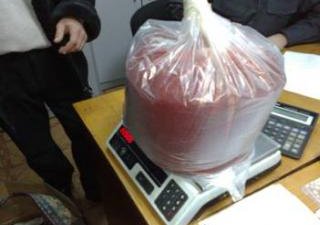 Госинспекторы изъяли 53,5 кг красной и черной икры у пассажира поезда Тында-Москва