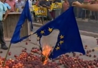 Фермеры в Испании сожгли флаги ЕС