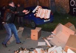 Птицеводы разбили 100 тысяч яиц у здания налоговой службы в Бретани. "РосБизнесКонсалтинг"