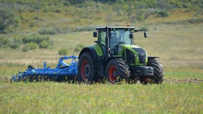 На краснодарском заводе «КЛААС» повысили производительность трактора AXION 900