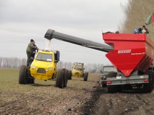 Услуги внесения удобрений пневмоходами Барс 271, Трэкол-агро, Туман 2 М