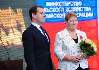 Дмитрий Медведев наградил саратовскую доярку медалью