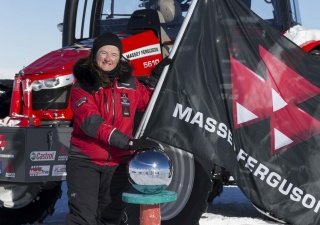 Участники экспедиции Antarctica2 и трактор MF 5610 успешно достигли Южного полюса и завершили путешествие на российской арктической станции Новолазаревская