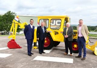 JCB отреставрировала винтажный экскаватор-погрузчик JCB I к своему юбилею