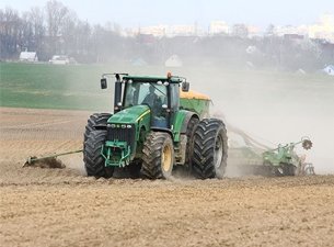 Свердловские аграрии готовятся к работе в две смены для завершения посевной