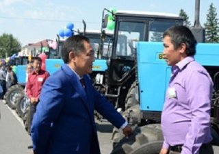 Молодые тувинские фермеры получили белорусские тракторы