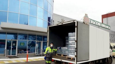 «Тульский Пивзавод» совместно с организацией «Волонтер 71»  передал 10 000 бутылок воды Тульской областной клинической больнице