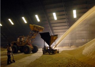 Мировые цены на сахар-сырец снизились до минимума трех лет