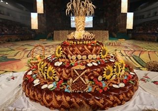 Кубанские пекари поздравили аграриев с Днем урожая гигантским караваем