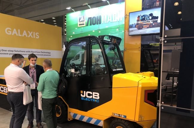 На CeMAT Russia представили электрический погрузчик JCB Teletruk 30-19E с нулевыми выбросами